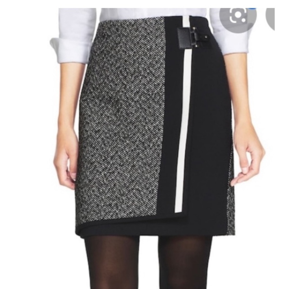 White House Black Market tweed mini skirt with beautiful side detailing. Size 00